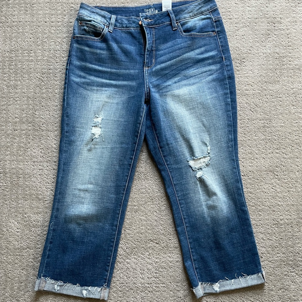 TIME AND TRU MID RISE CAPRIS